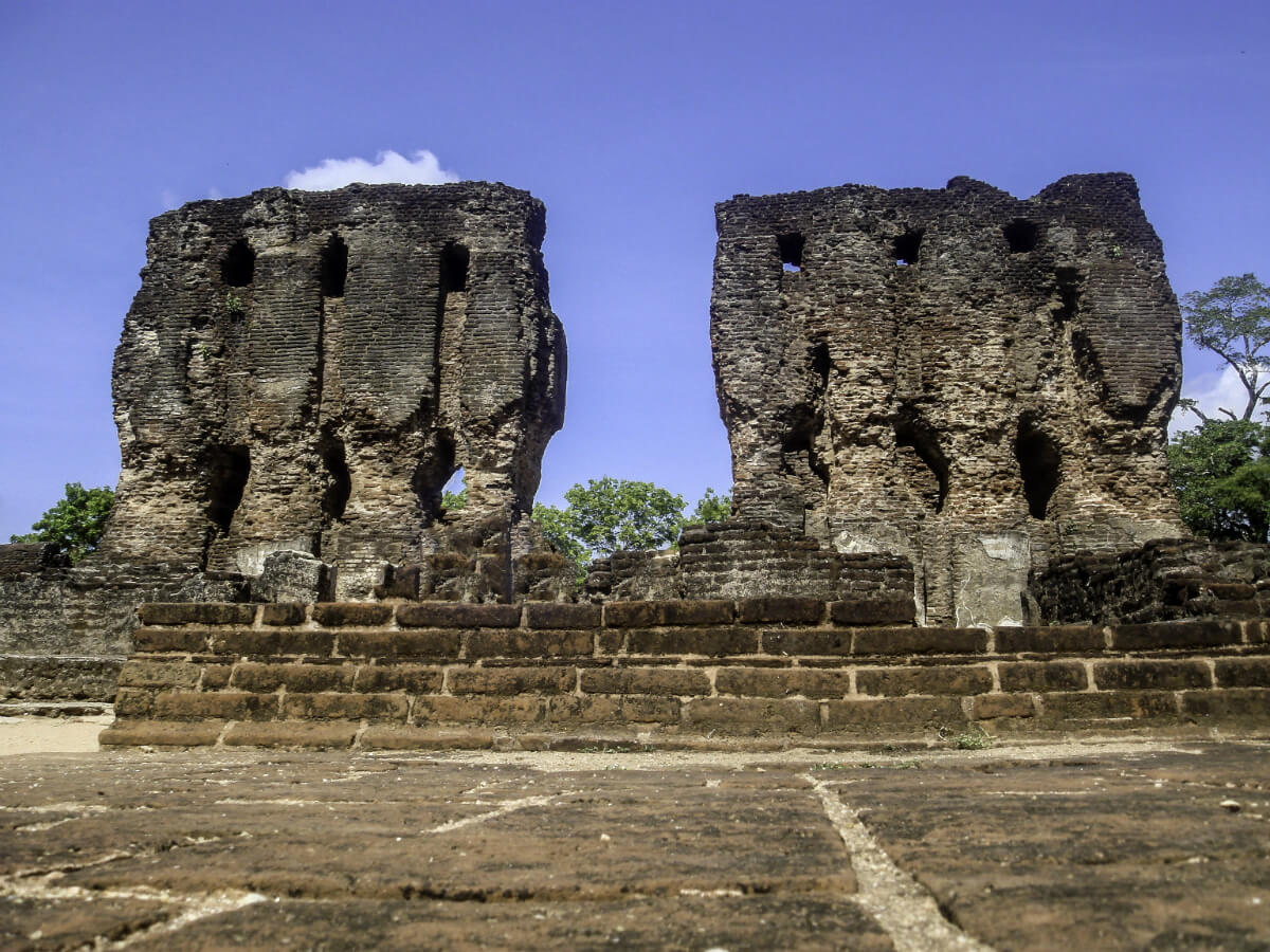 Island old ruined buildings in sri lanka (1)